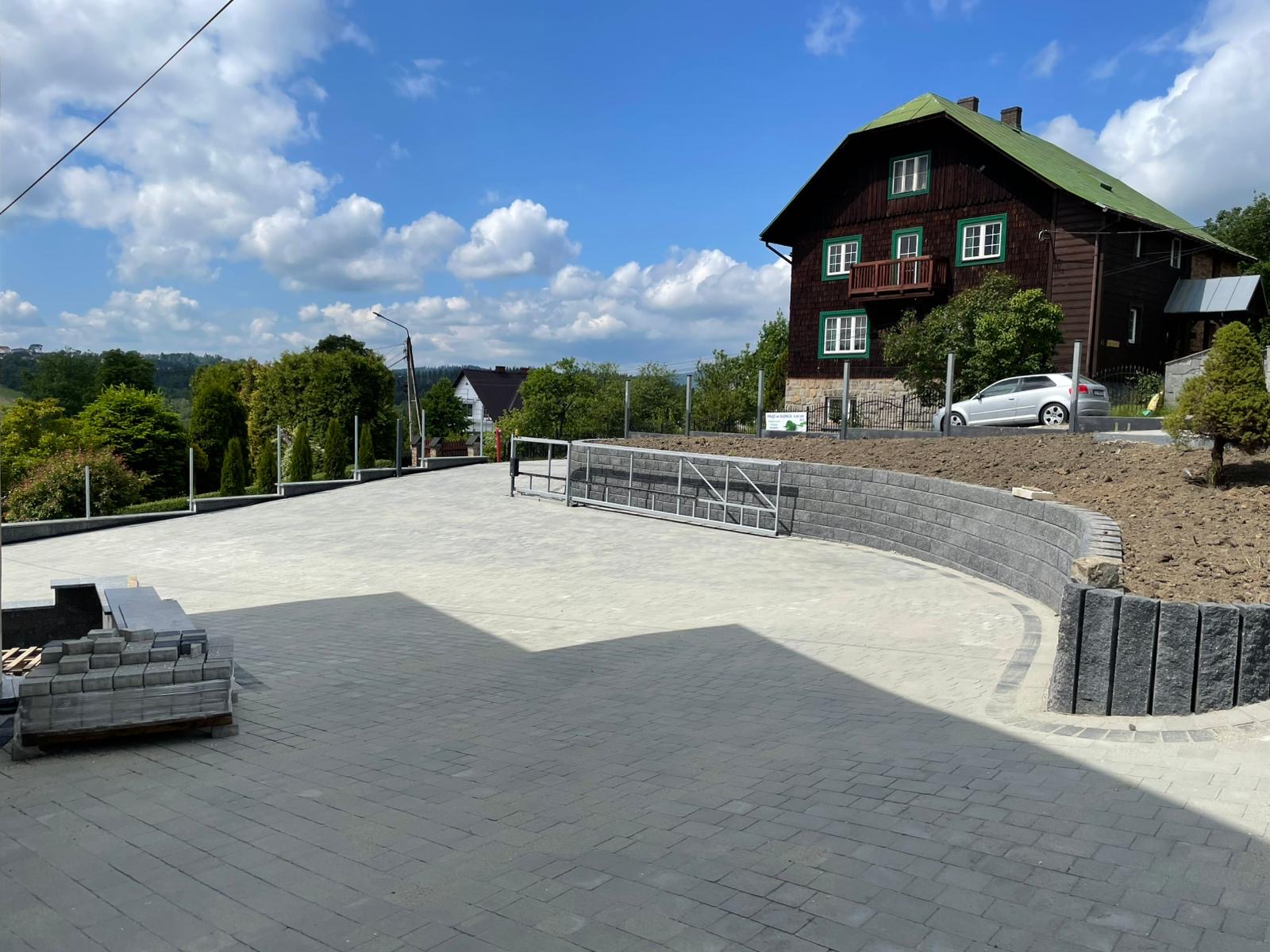 Murki dekoracyjne przy ogrodzie DAW-BRUK